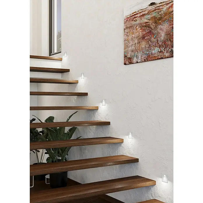 Eglo LED-Einbauspot Mecinos - Weiß, L x B x H: 80 x 80 x 3 mm, Warmweiß - Stilvolle Treppe mit Holzstufen und integrierter LED-Beleuchtung, die ein modernes Ambiente schafft. Ein Gemälde schmückt die Wand.