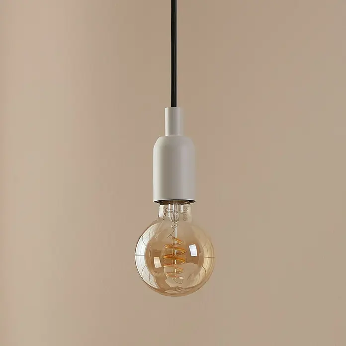 Eglo connect.z Smart-LED-Lampe Vintage Globe-Form E27 - E27, Dimmbar, Warmweiß, 400 lm, 4,9 W - Eine Nahaufnahme einer einzelnen Glühbirne mit einem weißen Sockel, die an einem schwarzen Kabel von der Decke hängt.
