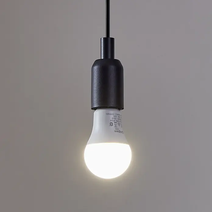 Eglo connect.z Smart-LED-Lampe Zigbee RGB/CCT - E27, Dimmbarkeit: Dimmbar, RGBW, 806 lm, 9 W - Nahaufnahme einer Glühbirne mit Lampenfassung an einem Kabel, die ein warmes, einladendes Licht ausstrahlt und eine gemütliche Atmosphäre erzeugt.