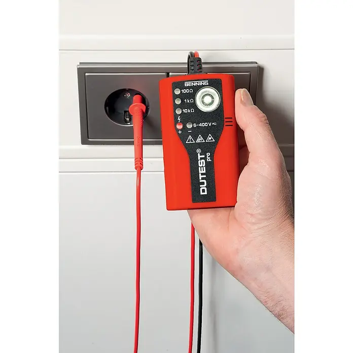 Benning Leitungsprüfer & Durchgangsprüfer Dutest Pro - 6 V - 400 V - Nahaufnahme eines DUTESt Pro Spannungstesters der Marke BENNING, der an eine Steckdose angeschlossen ist, um die Spannung zu prüfen.