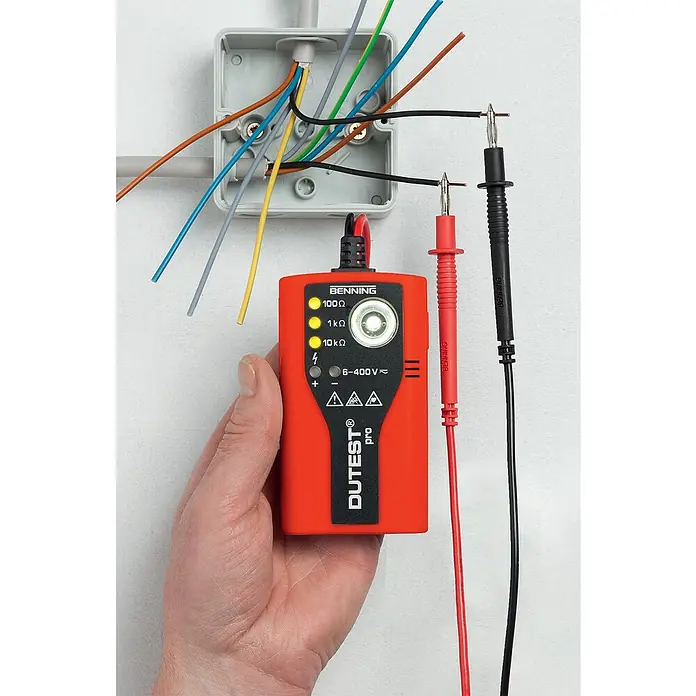 Benning Leitungsprüfer & Durchgangsprüfer Dutest Pro - 6 V - 400 V - Stromprüfer Benning Dutest Pro in Aktion. Das Messgerät wird verwendet, um die Spannung in einer elektrischen Installation zu prüfen.