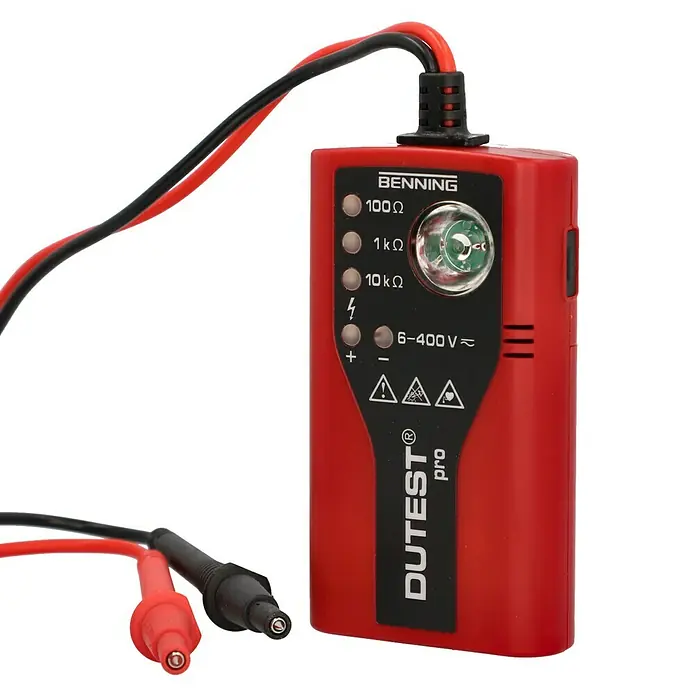 Benning Leitungsprüfer & Durchgangsprüfer Dutest Pro - 6 V - 400 V - Das Bild zeigt einen roten BENNING DUTEEST Pro Spannungsprüfer mit schwarzem Kabel und Messspitzen für elektrische Messungen.