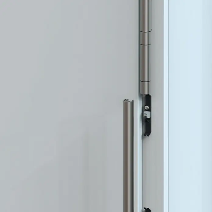 Fingerschutz Athmer BU-16K+ - 1.755 mm, Silber, Passend für: Banddurchmesser: 15 – 16 mm - Detailaufnahme einer Tür mit einem eleganten, schlanken Türgriff und einem modernen Scharnier. Fokus auf Design und Funktionalität.