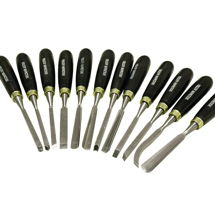 Holzmann Kerbschnitzsatz - Holzbox, 12 -tlg. - Ein Set von Holzmann Austria Stechbeiteln mit dunklen Holzgriffen und silbernen Klingen in verschiedenen Formen, ideal für Holzarbeiten.