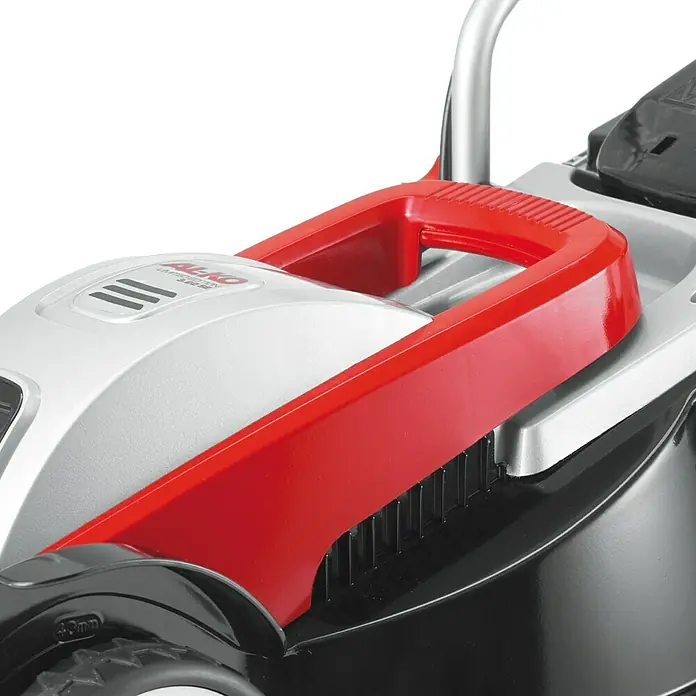 AL-KO Classic Elektro-Rasenmäher 3.22 SE - 1.000 W, Schnittbreite: 32 cm - Nahaufnahme eines AL-KO Rasenmähers mit rotem Griff und silberner Abdeckung, der die Marke und das Modell des Geräts zeigt.