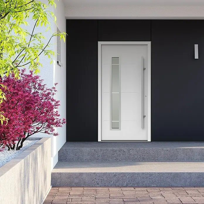 Gerda Haustür Thermo Prime 75 Garda - 110 x 210 cm, DIN Anschlag: Rechts, Weiß, Details in Edelstahl - Elegante weiße Haustür mit Glasakzenten und langem Griff, eingebettet in eine moderne Fassade mit dunklen Akzenten und üppigem Grün.
