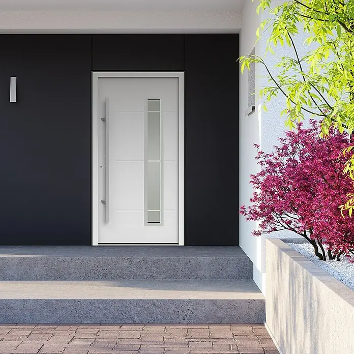 Gerda Haustür Thermo Prime 75 Garda - 110 x 210 cm, DIN Anschlag: Links, Weiß, Details in Edelstahl - Modernes Haustür-Design mit einem schlanken, weißen Türblatt und einem vertikalen Glaseinsatz, umgeben von dunklen Paneelen und einem silbernen Griff.
