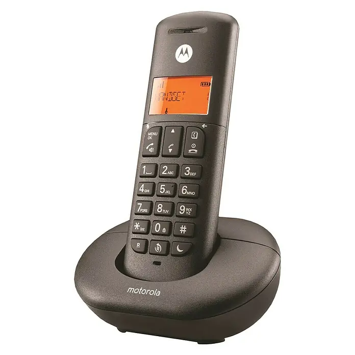 Motorola Teléfono inalámbrico E201 - Rellamada, Negro - Un teléfono inalámbrico Motorola negro con teclado y pantalla naranja, descansando sobre una base de carga.