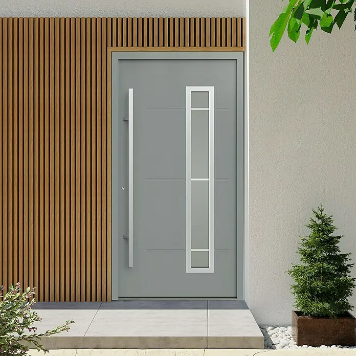 Gerda Haustür Thermo Prime 75 Garda - 110 x 210 cm, DIN Anschlag: Links, Grau, Details in Edelstahl - Moderne graue Haustür mit senkrechtem Fenster und langem Griff. Die Tür harmoniert mit der Holzverkleidung und dem minimalistischen Design des Hauses.