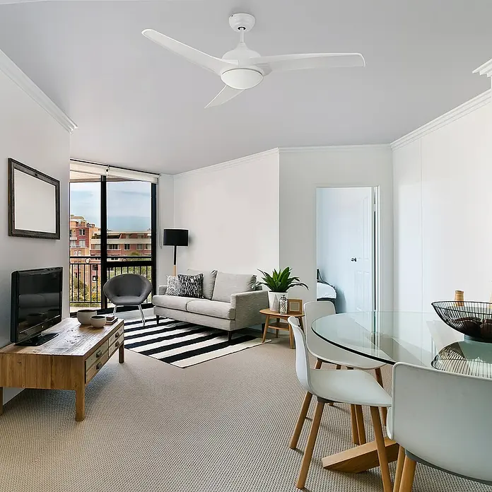 Arte confort Ventilador de techo Cascais - Blanco, 132 cm, 30 W, Blanco cálido - Ventilador de techo de tres aspas con iluminación integrada en un salón luminoso y moderno.