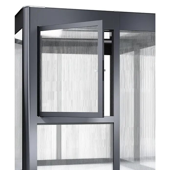SunElements Gewächshaus-Seitenfenster - Passend für: Sun Garden Gewächshäuser Select in Anthrazit-Metallic - Nahaufnahme eines modernen Duschbereichs mit einer teilweise geöffneten, geriffelten Glastür, die elegantes Design und Privatsphäre vereint.