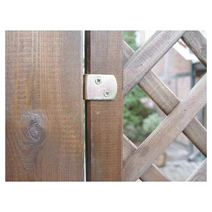 T & J Winkelverbinder - L x B x H: 3 x 11 x 15 cm, Edelstahl - Verzinkte Metallhalterung befestigt braune Holzgitterplatte an einem Pfosten.