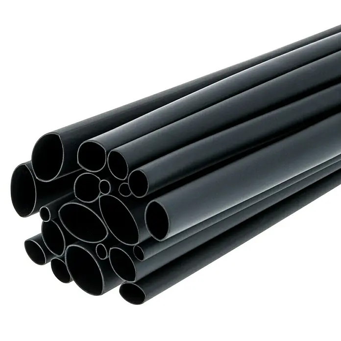 RayTech Tubo termorretráctil - Plástico, Negro - Una pila de tubos termorretráctiles negros de varios tamaños apilados unos sobre otros. Son lisos y reflejan la luz sutilmente.