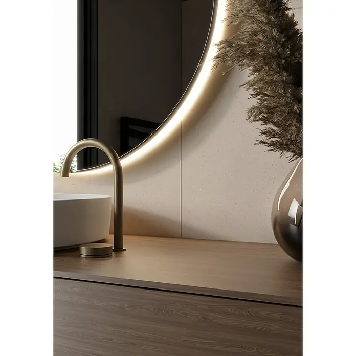 Feinsteinzeugfliese Big Sand - 60 x 60 cm, Beige, Matt - Badezimmer-Interieur mit rundem Spiegel, goldener Armatur und stilvollem Waschbecken auf einer Holzkommode. Elegantes Design für modernes Bad.