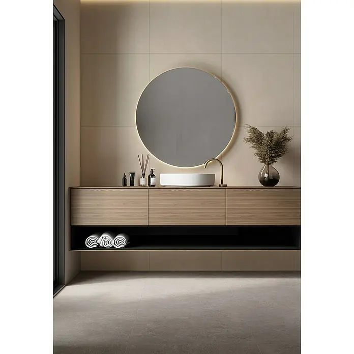 Feinsteinzeugfliese Big Sand - 60 x 60 cm, Beige, Matt - Modernes Badezimmer-Interieur mit einem runden Spiegel über einem Waschtisch mit Holzoberfläche und einem stilvollen Aufsatzwaschbecken.
