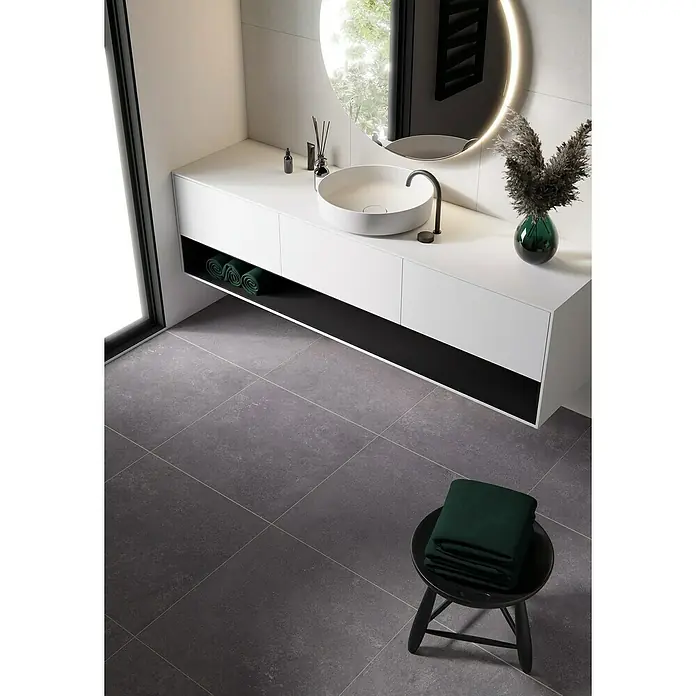 Feinsteinzeugfliese Big Midnight - 60 x 60 cm, Anthrazit, Matt - Elegantes Badezimmer-Interieur mit modernem Waschtisch und stilvollen Accessoires für ein luxuriöses Ambiente.