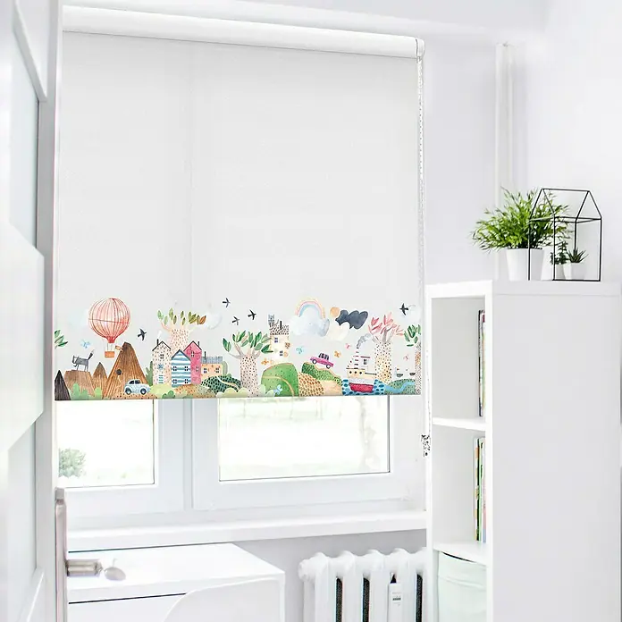 Estor enrollable Paisaje - An x Al: 90 x 190 cm, Blanco, Formas y patrones - Una persiana enrollable moderna con un patrón de dibujos animados colorido adorna una ventana luminosa de una habitación infantil.