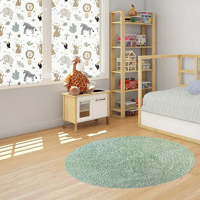 Estor enrollable Animales Selva - An x Al: 135 x 190 cm, Blanco, Formas y patrones - Una alfombra redonda verde menta adorna una habitación infantil, añadiendo calidez y confort. La alfombra destaca en este espacio luminoso.