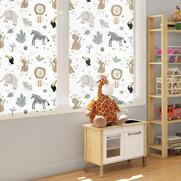 Estor enrollable Animales Selva - An x Al: 135 x 190 cm, Blanco, Formas y patrones - Habitación infantil con ventana con persianas estampadas de safari, tocador de juguete y estantería.