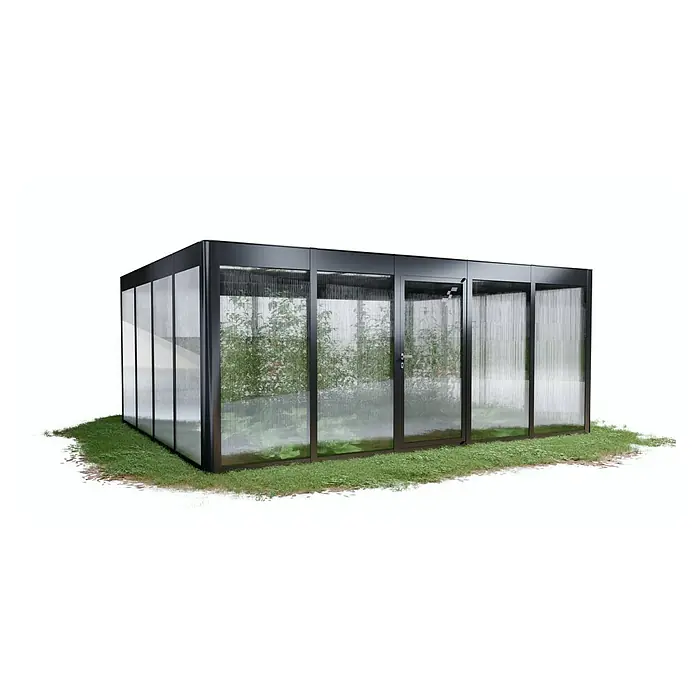 SunElements Gewächshaus SunGarden Select 5.4 - Außenmaß inkl. Dachüberstand (B x T): 548 x 443 cm, Material Seitenwand: Kunststoff, 10 mm, Anthrazit-Metallic - Ein modernes Gewächshaus mit dunklem Rahmen und Glaswänden, umgeben von Gras. Ideal für den Pflanzenanbau in stilvoller Umgebung.