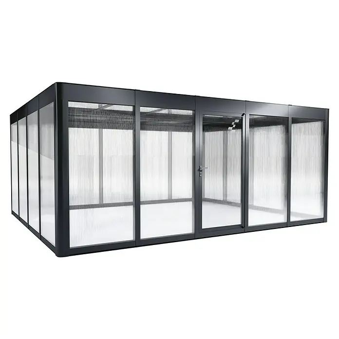 SunElements Gewächshaus SunGarden Select 5.4 - Außenmaß inkl. Dachüberstand (B x T): 548 x 443 cm, Material Seitenwand: Kunststoff, 10 mm, Anthrazit-Metallic - Das Bild zeigt ein modernes Gewächshaus mit anthrazitfarbenem Rahmen und transluzenten Paneelen, ideal für den Garten.