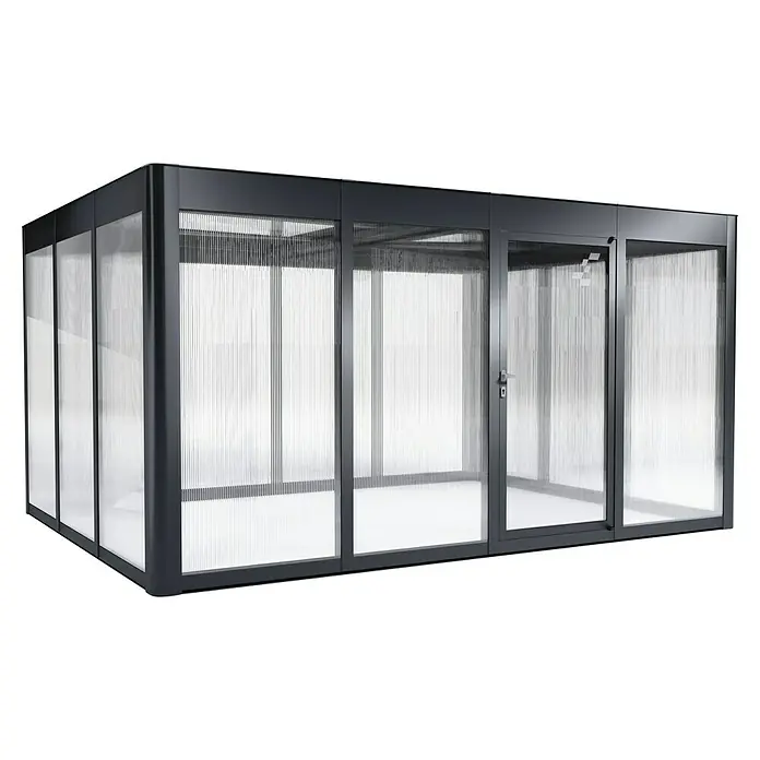 SunElements Gewächshaus SunGarden Select 4.3 - Außenmaß inkl. Dachüberstand (B x T): 443 x 338 cm, Material Seitenwand: Kunststoff, 10 mm, Anthrazit-Metallic - Ein elegantes, modernes Gartenhaus mit schlanken, grauen Rahmen und transluzenten Wänden, das vielseitige Nutzungsmöglichkeiten bietet.