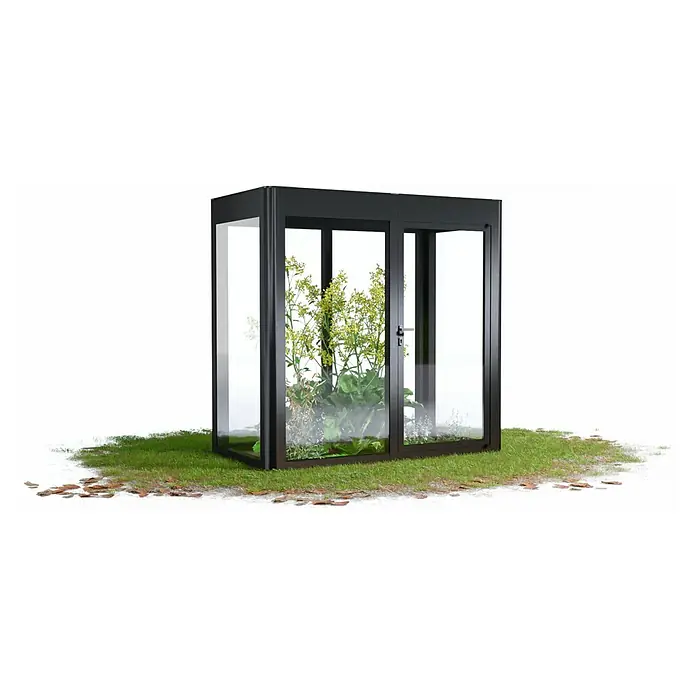 SunElements Gewächshaus SunGarden Energy 2.1 - Außenmaß inkl. Dachüberstand (B x T): 233 x 128 cm, Anthrazit-Metallic, Materialspezifizierung Dach: Acrylglas mit Photovoltaikmodulen - Ein modernes, schwarzes Anlehngewächshaus mit Pflanzen darin, platziert auf einem Rasenstück mit Herbstlaub. Perfekt für den kleinen Garten.