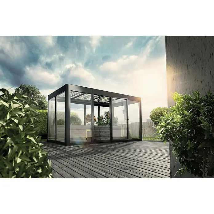SunElements Gewächshaus SunGarden Energy 4.2 - Außenmaß inkl. Dachüberstand (B x T): 443 x 233 cm, Anthrazit-Metallic, Materialspezifizierung Dach: Acrylglas mit Photovoltaikmodulen - Bild eines modernen Gartenzimmers mit Glaswänden und Solarzellen auf dem Dach, umgeben von Grün auf einer Holzterrasse.