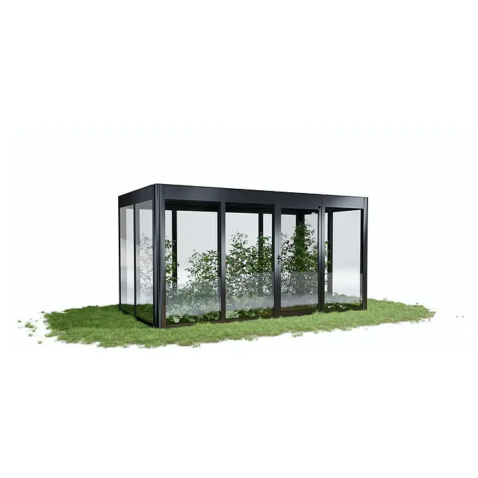 SunElements Gewächshaus SunGarden Infinity 4.2 - Außenmaß inkl. Dachüberstand (B x T): 443 x 233 cm, Material Seitenwand: Kunststoff, 6 mm, Anthrazit-Metallic - Das Bild zeigt ein modernes Gewächshaus mit Pflanzen darin. Das Gewächshaus hat einen schwarzen Rahmen und Glaswände und steht auf einer Grünfläche.