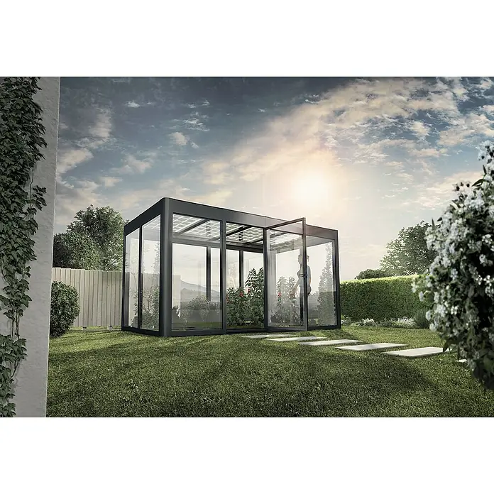 SunElements Gewächshaus SunGarden Energy 4.2 - Außenmaß inkl. Dachüberstand (B x T): 443 x 233 cm, Anthrazit-Metallic, Materialspezifizierung Dach: Acrylglas mit Photovoltaikmodulen - Ein modernes Gewächshaus mit Glaswänden und Solarpaneelen auf einem grünen Rasen. Die Tür ist offen und gibt den Blick auf Pflanzen frei.