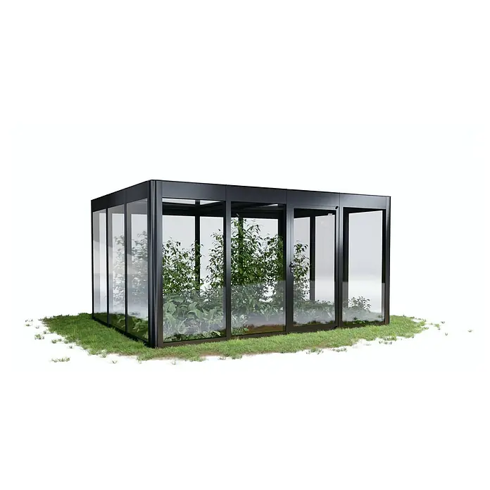 SunElements Gewächshaus SunGarden Infinity 4.3 - Außenmaß inkl. Dachüberstand (B x T): 443 x 338 cm, Material Seitenwand: Kunststoff, 6 mm, Anthrazit-Metallic - Das Bild zeigt ein modernes Gewächshaus mit Pflanzen darin, das auf einem Rasen steht und von Glaswänden umgeben ist.