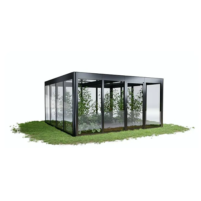 SunElements Gewächshaus SunGarden Infinity 4.4 - Außenmaß inkl. Dachüberstand (B x T): 443 x 443 cm, Material Seitenwand: Kunststoff, 6 mm, Anthrazit-Metallic - Abbildung eines modernen Gewächshauses mit Pflanzen darin, umgeben von Gras. Das Gewächshaus ist in Schwarz gehalten und hat Glaswände.