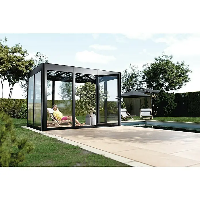 SunElements Gewächshaus SunGarden Energy 3.2 - Außenmaß inkl. Dachüberstand (B x T): 338 x 233 cm, Anthrazit-Metallic, Materialspezifizierung Dach: Acrylglas mit Photovoltaikmodulen - Diese Aufnahme zeigt eine moderne Glasgartenlaube mit einem entspannten Mann, umgeben von grüner Natur, die zum Verweilen einlädt.