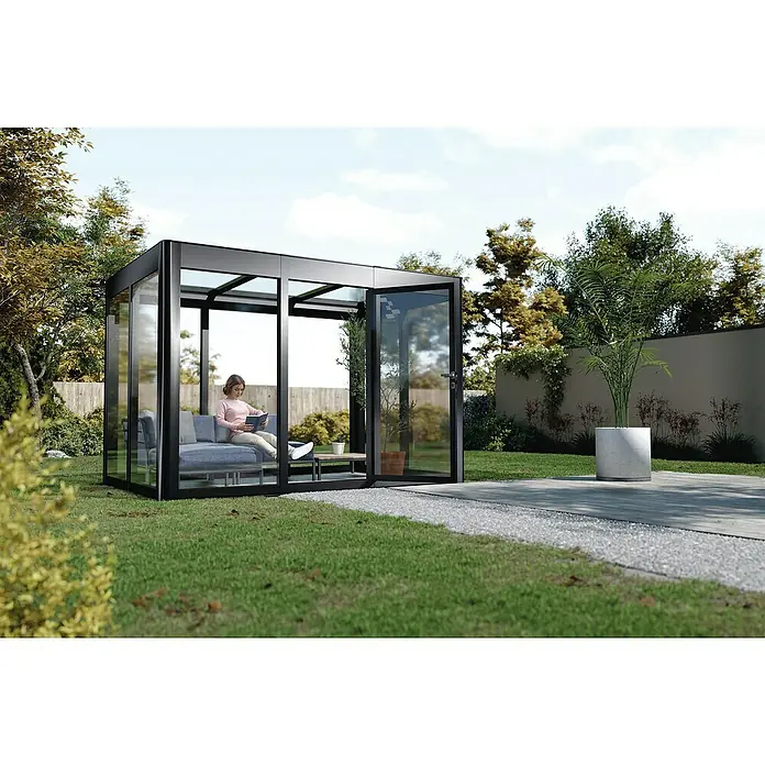 SunElements Gewächshaus SunGarden Infinity 3.2 - Außenmaß inkl. Dachüberstand (B x T): 338 x 233 cm, Material Seitenwand: Kunststoff, 6 mm, Anthrazit-Metallic - Ein moderner Gartenpavillon mit Glaswänden und schwarzem Rahmen, der einen stilvollen Rückzugsort im Grünen bietet.