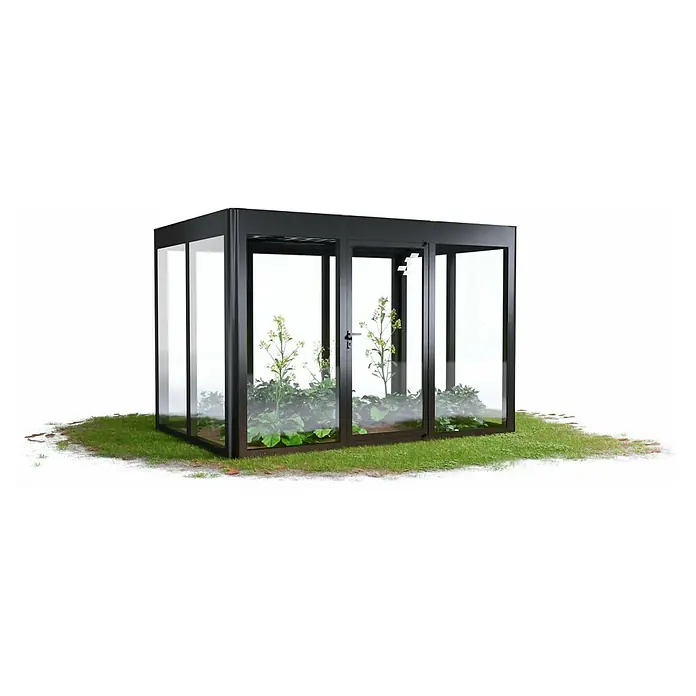 SunElements Gewächshaus SunGarden Energy 3.2 - Außenmaß inkl. Dachüberstand (B x T): 338 x 233 cm, Anthrazit-Metallic, Materialspezifizierung Dach: Acrylglas mit Photovoltaikmodulen - Ein elegantes, schwarzes Gewächshaus mit klaren Glasscheiben, umgeben von grünem Gras, bietet den perfekten Raum für Pflanzenwachstum.