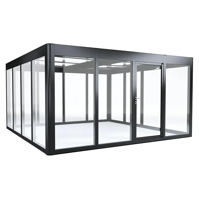 SunElements Gewächshaus SunGarden Infinity 4.4 - Außenmaß inkl. Dachüberstand (B x T): 443 x 443 cm, Material Seitenwand: Kunststoff, 6 mm, Anthrazit-Metallic - Ein großzügiger, moderner Wintergarten mit schwarzen Rahmen und Glaswänden, der viel Tageslicht hereinlässt und einen stilvollen Außenbereich schafft.