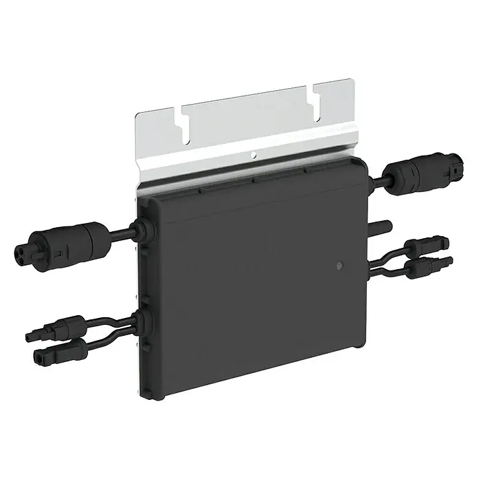 SunElements Solarmodul Set 3/ 825 Wp - 0% MwSt. (gem. § 12 Abs. 3 UStG) - Passend für: Sun Garden Gewächshäuser Select, Infinity & Energy, 825 W - Nahaufnahme eines schwarzen Solarmodul-Mikrowechselrichters mit Kabeln und einer silbernen Halterung für die Montage.