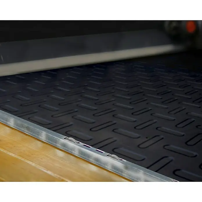 Palram – Canopia Caseta de jardín Skylight - Medidas ext. (An x Pr): 185 x 303,6 cm, Plástico, Ámbar - Primer plano de una alfombra antifatiga de chapa diamantada, ideal para talleres y entornos industriales, que proporciona confort y seguridad en el trabajo.