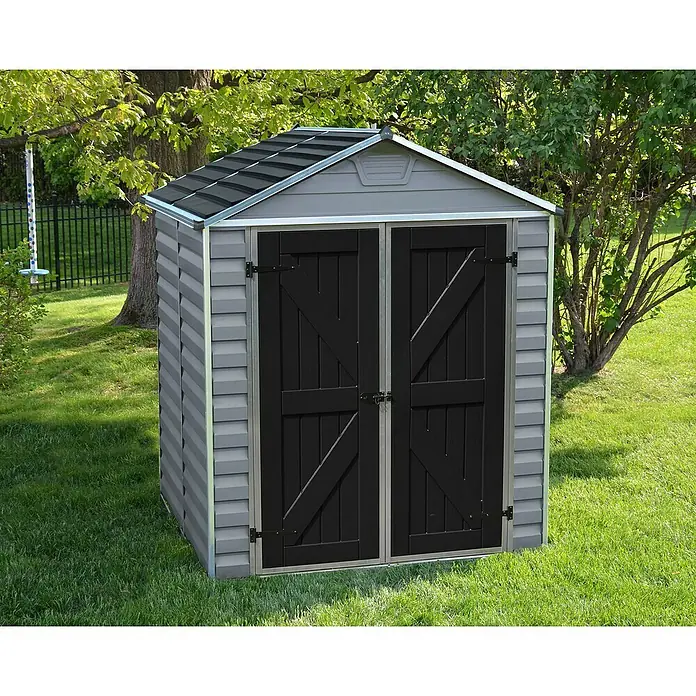 Palram – Canopia Caseta de jardín Skylight - Medidas ext. (An x Pr): 185 x 154 cm, Plástico, Antracita/gris - Un cobertizo de jardín gris con puertas dobles negras sobre un césped verde. Este cobertizo ofrece almacenamiento para herramientas.