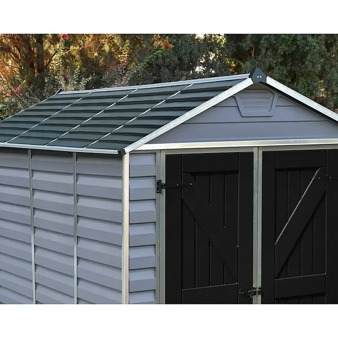 Palram – Canopia Caseta de jardín Skylight - Medidas ext. (An x Pr): 185 x 229 cm, Plástico, Antracita/gris - Vista detallada de un cobertizo de jardín gris con puertas negras y techo inclinado, destacando su construcción y la calidad del material.