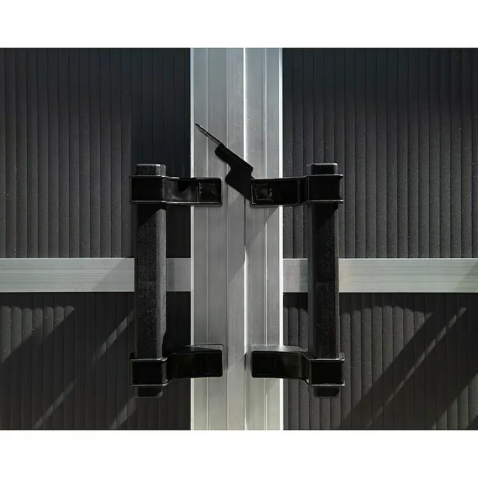 Palram – Canopia Caseta de jardín Yukon - Medidas ext. (An x Pr): 332 x 643 cm, Plástico, Antracita/Plata, Sin suelo - Primer plano de una puerta de garaje cerrada con manijas negras y herrajes plateados. La puerta es acanalada y tiene un aspecto moderno.