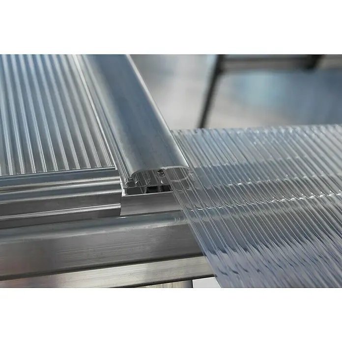 Palram – Canopia Invernadero Lean To - Medidas ext. (An x Pr): 123,8 x 243,8 cm, Material de la pared lateral: Plástico, 0,7 mm, Plateado - Primer plano de un sistema de techo de láminas onduladas de policarbonato con perfiles de aluminio, que muestra su construcción robusta y duradera.