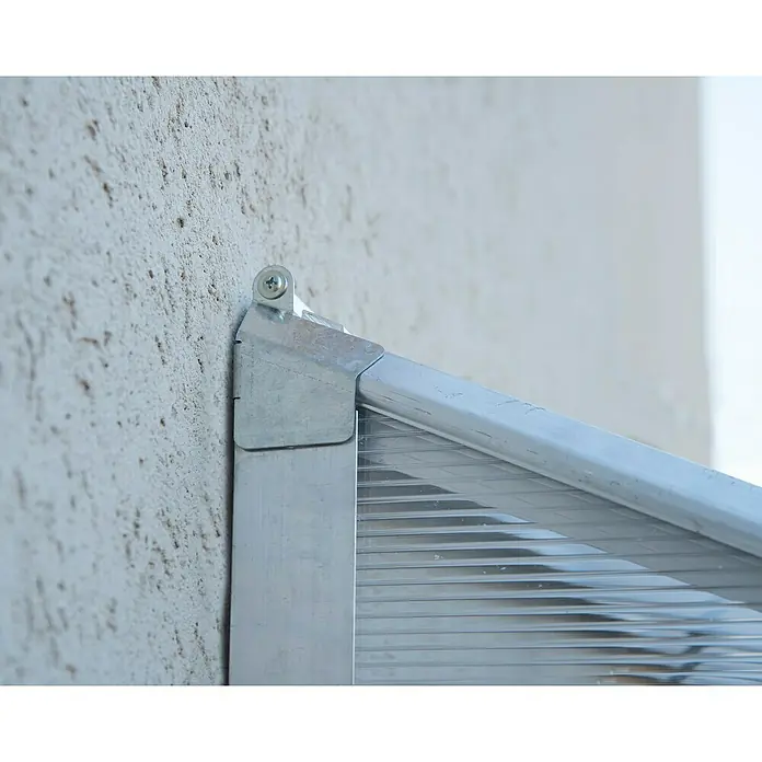 Palram – Canopia Invernadero Lean To - Medidas ext. (An x Pr): 123,8 x 243,8 cm, Material de la pared lateral: Plástico, 0,7 mm, Plateado - Primer plano de una cubierta de patio de aluminio fijada a una pared, que ofrece protección contra la intemperie y sombra.