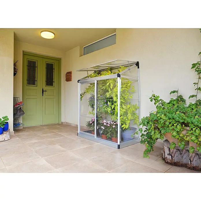 Palram – Canopia Invernadero Lean To - Medidas ext. (An x Pr): 125 x 63,5 cm, Material de la pared lateral: Plástico, 0,7 mm, Plateado - El invernadero está bien provisto de plantas en flor, esperando ser trasladadas al jardín.