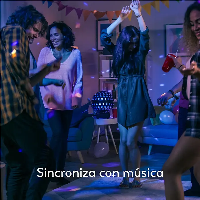 Garza Smart Home Tira LED inteligente - Largo: 3 m, RGB, 12 W, 720 lm - Gente bailando, rodeando una bola de discoteca que proyecta luces en una habitación.