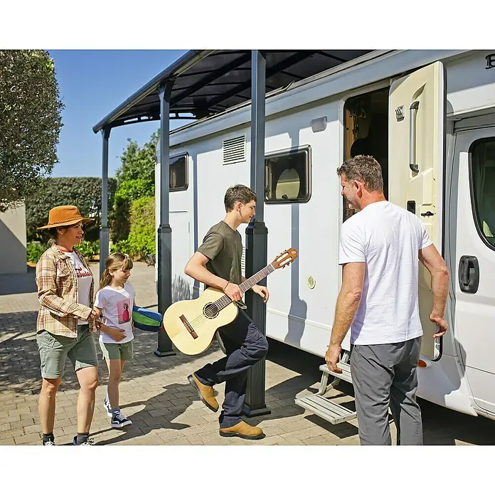 Palram – Canopia Carport Alpine - Medidas ext. (An x Pr): 3,59 x 12,9 m, Carport individual, Antracita - Familia frente a una autocaravana con una moderna cochera. La cochera ofrece protección y mejora el área exterior.