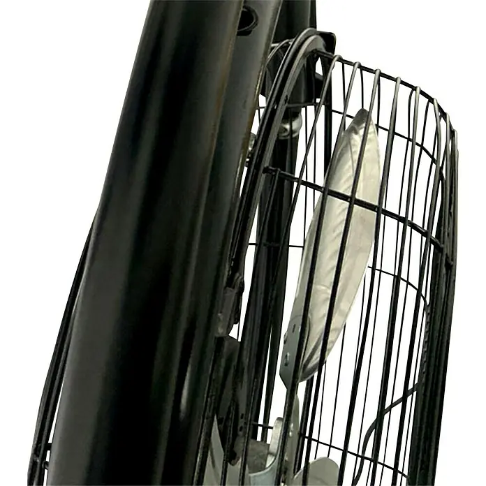 Fulmo Ventilador de pared Galerna - Negro, 60 cm - Primer plano de un ventilador negro con carcasa metálica que proporciona un flujo de aire enfocado para refrigerar.