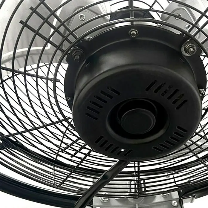 Fulmo Ventilador de pared Galerna - Negro, 60 cm - Primer plano de un ventilador negro con rejilla metálica, diseñado para proporcionar una brisa fuerte. Perfecto para días calurosos.