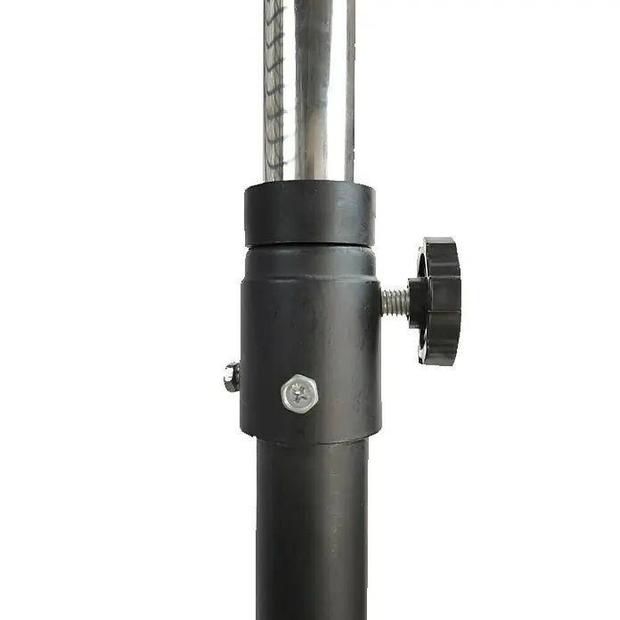 Fulmo Ventilador de pie Garbí - Negro, 70 cm, 180 cm - Primer plano de un trípode negro con un poste plateado y un tornillo de mariposa negro para el ajuste de altura.