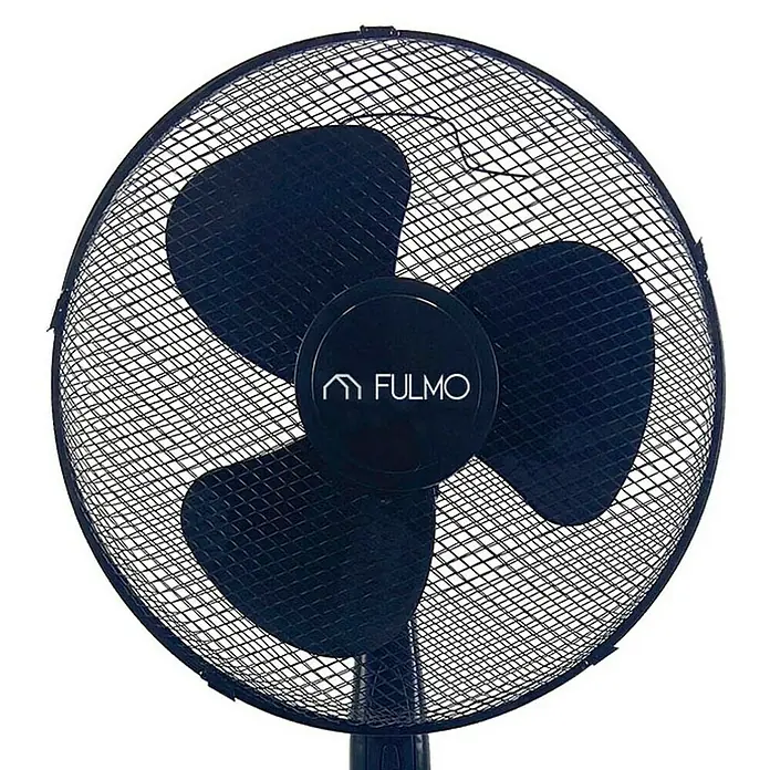 Fulmo Ventilador de pie Cierzo - Negro, 43 cm, 120 cm - Primer plano de un ventilador Fulmo negro con rejilla protectora. Ideal para los días cálidos para mejorar la circulación del aire y proporcionar refrigeración.